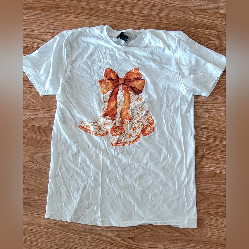 Kids Orange Boots Logo In Gildan White T-Shirt Size Small In Excellent Conition